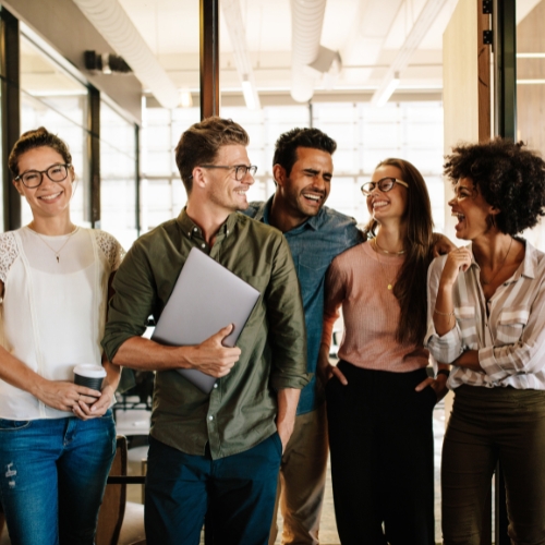 Equipe reunida representando o Seguro de Vida em Grupo